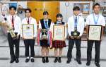 全国大会の好成績を報告する神村学園の監督、選手ら＝１５日、鹿児島市の南日本新聞社