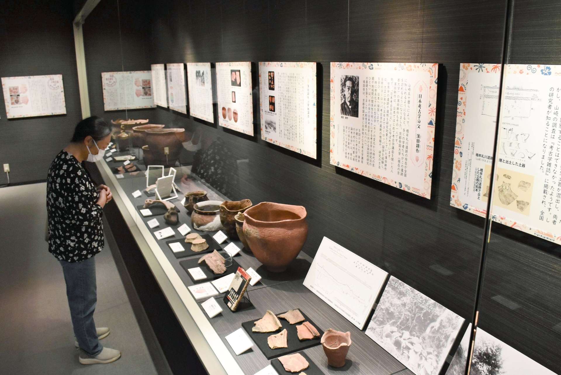 橋牟礼川遺跡の歴史を紹介する展示＝指宿市の時遊館ＣＯＣＣＯはしむれ