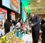 来場者に特産品を勧める鹿児島県ブースの関係者＝１６日、東京都のＡＮＡインターコンチネンタルホテル東京
