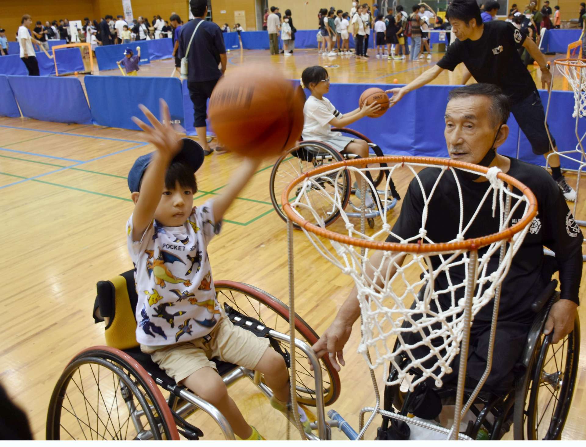 車いすバスケットボールを体験する参加者＝１３日、薩摩川内市のサンアリーナせんだい