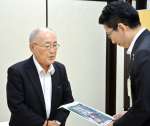 八幡校区コミュニティ協議会の取り組みを報告する和田一雄会長＝鹿児島市役所