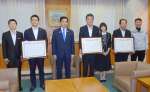外国人材の受け入れに尽力したとして、表彰された３企業の代表者ら＝１８日、県庁