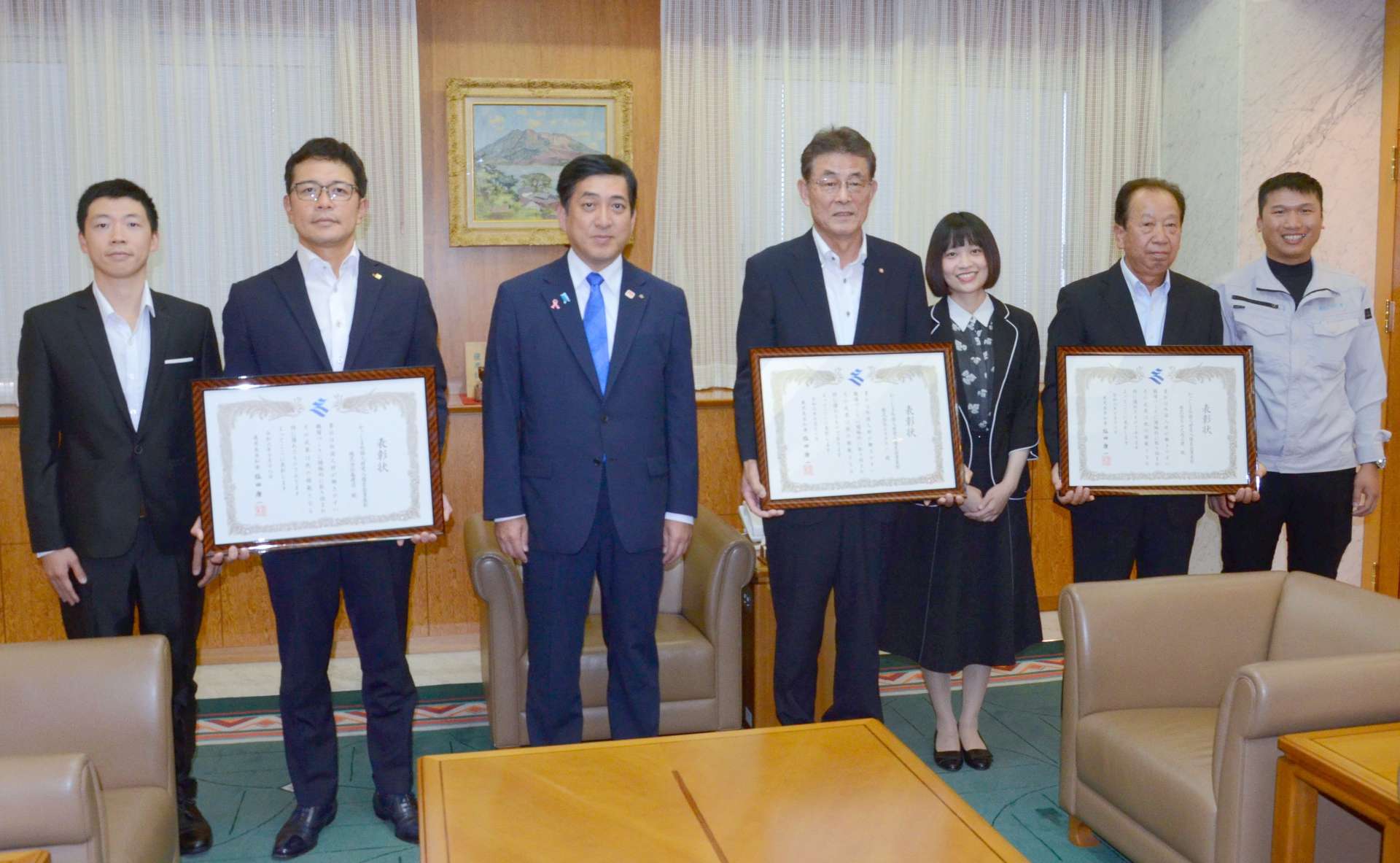 外国人材の受け入れに尽力したとして、表彰された３企業の代表者ら＝１８日、県庁