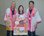 「かのやばら祭り」のポスターを手にする鹿屋市ふるさとＰＲ課の職員