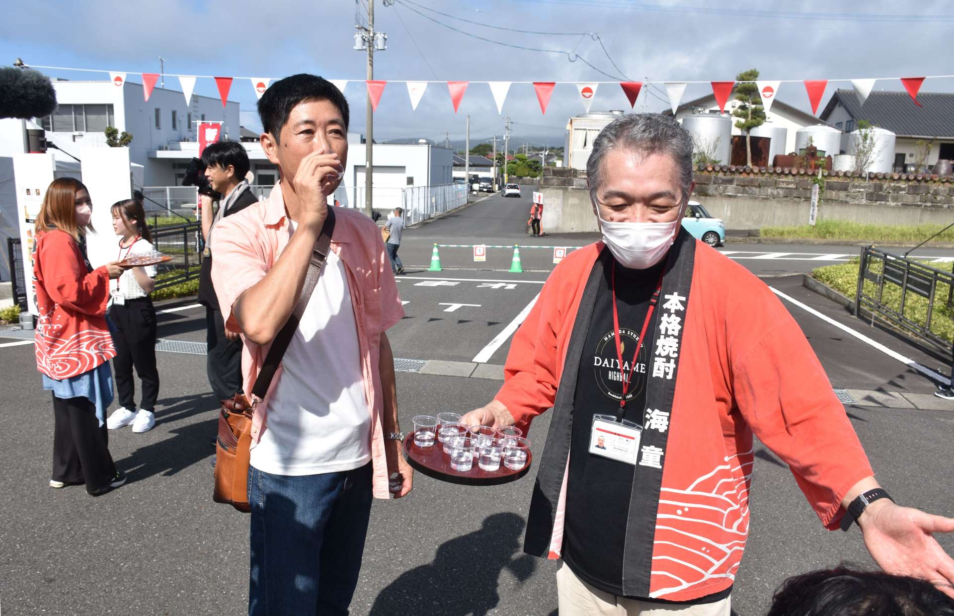 新酒の振る舞いを楽しむ来場者ら＝１９日、いちき串木野市の浜田酒造伝兵衛蔵