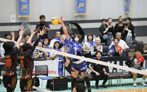 〈別カット〉声援を受けながら、熱戦を繰り広げるフラーゴラッド鹿児島の長友優磨選手＝１９日、南さつま市加世田運動公園体育館