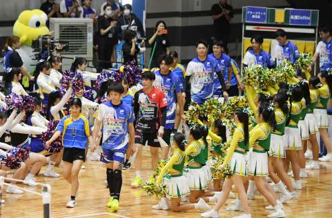 〈別カット〉堂々と入場するフラーゴラッド鹿児島の選手ら＝南さつま市の加世田運動公園体育館