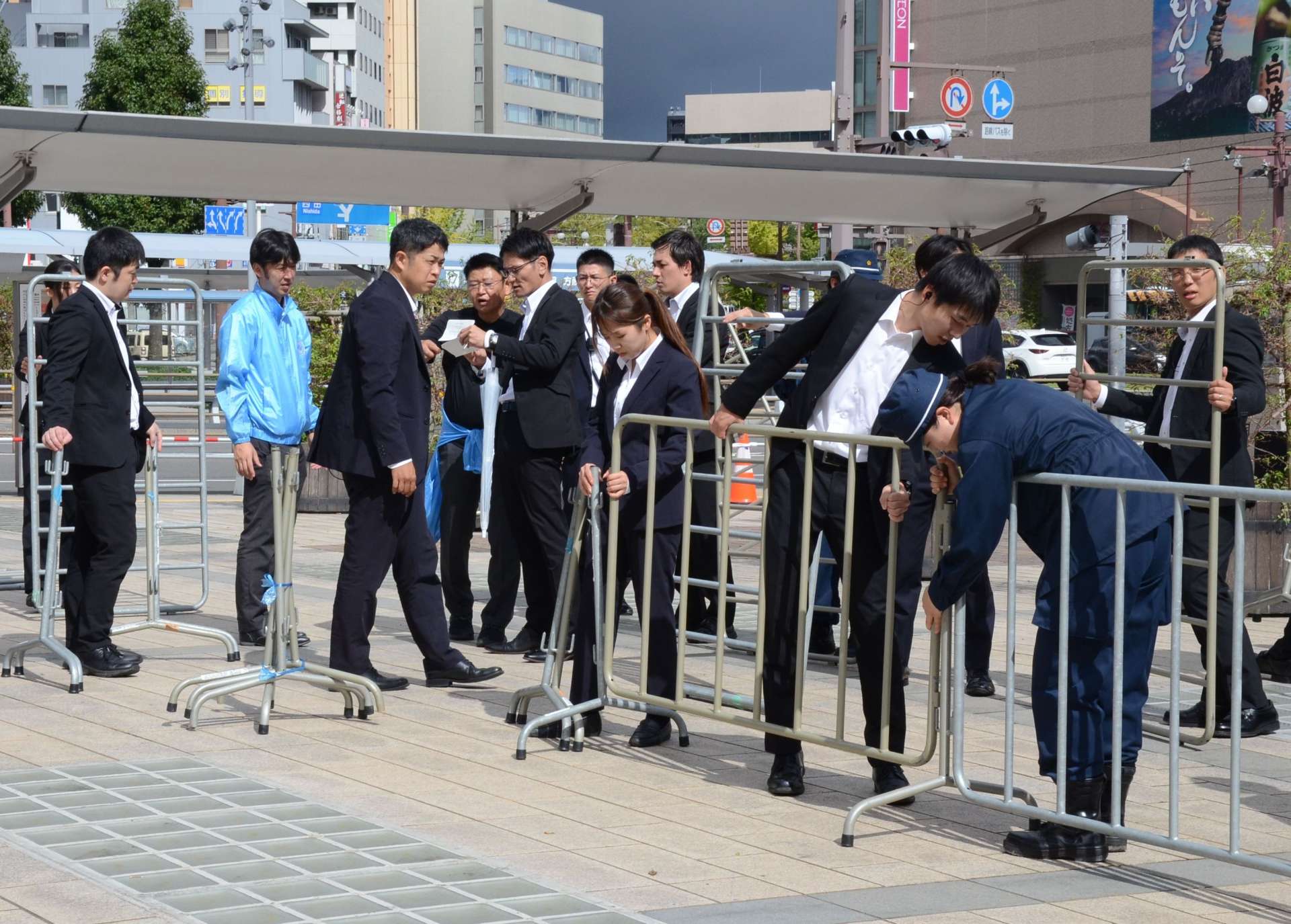 〈関連〉石破茂首相の演説に備え柵を設置する関係者＝１９日、鹿児島市のＪＲ鹿児島中央駅東口駅前広場