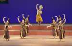 民族衣装を着て伝統舞踊を披露するタイの子どもたち＝１９日、鹿児島市の宝山ホール