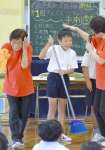 即興の鹿児島弁寸劇で演技する児童＝大崎町の中沖小