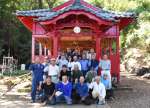 神社の復旧に向け、意気込む地元住民や業者ら＝指宿市岩本の豊玉媛神社