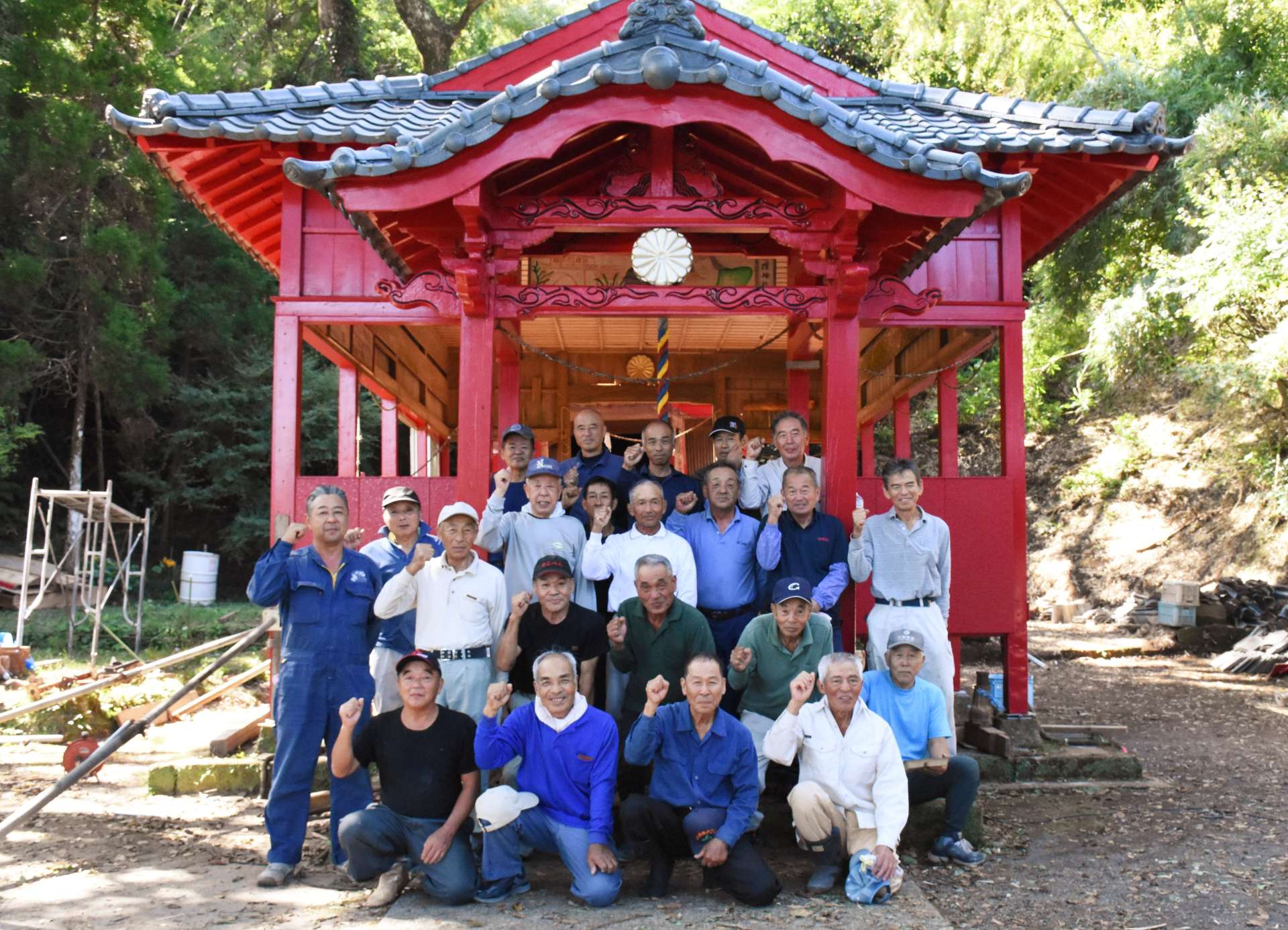 神社の復旧に向け、意気込む地元住民や業者ら＝指宿市岩本の豊玉媛神社