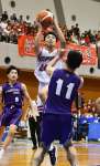 後半、川内の鮫島がシュートを決める＝サンアリーナせんだい