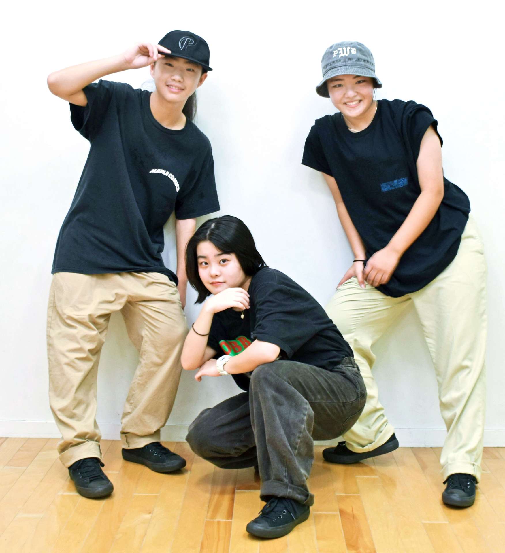ダンス日本一に輝いた「ＭＡＰＬＥ　ＭＡＮＩＡ」の（左から）深江遥斗さん、蓑茂希衣菜さん、岩田梨愛来さん＝いちき串木野市生福