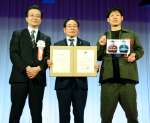新聞広告大賞を受賞した鹿屋市の原口学副市長（中央）＝２１日、東京都内
