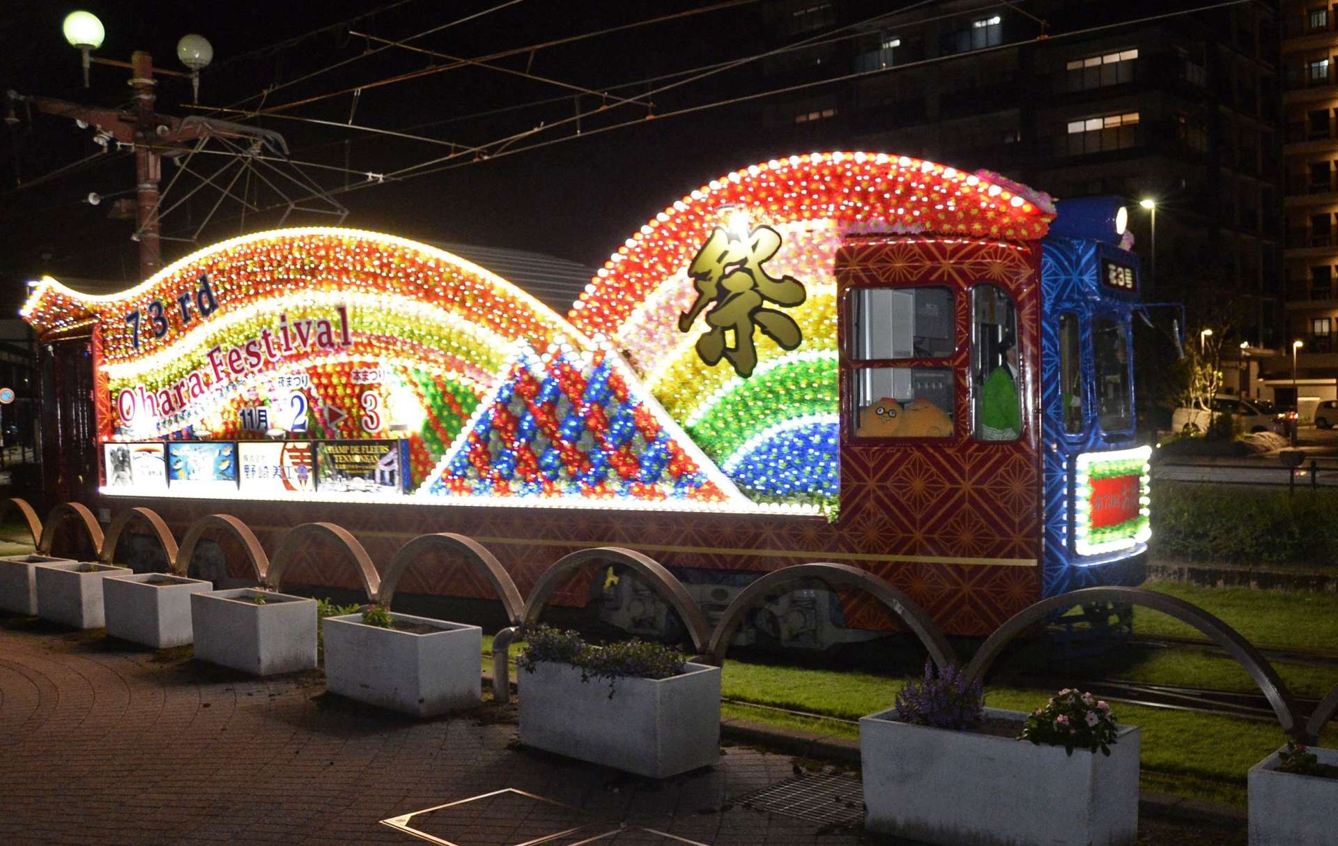 鮮やかな電飾でおはら祭をＰＲする花電車＝２１日、鹿児島市浜町