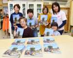 情報誌の取材や編集に携わったかごしまバリアフリーツアーセンターのスタッフと利用者＝鹿児島市新屋敷町