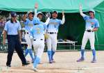 ソフトボール少年男子決勝、本塁打の池田を迎える鹿児島の選手たち＝みやき町三根運動場