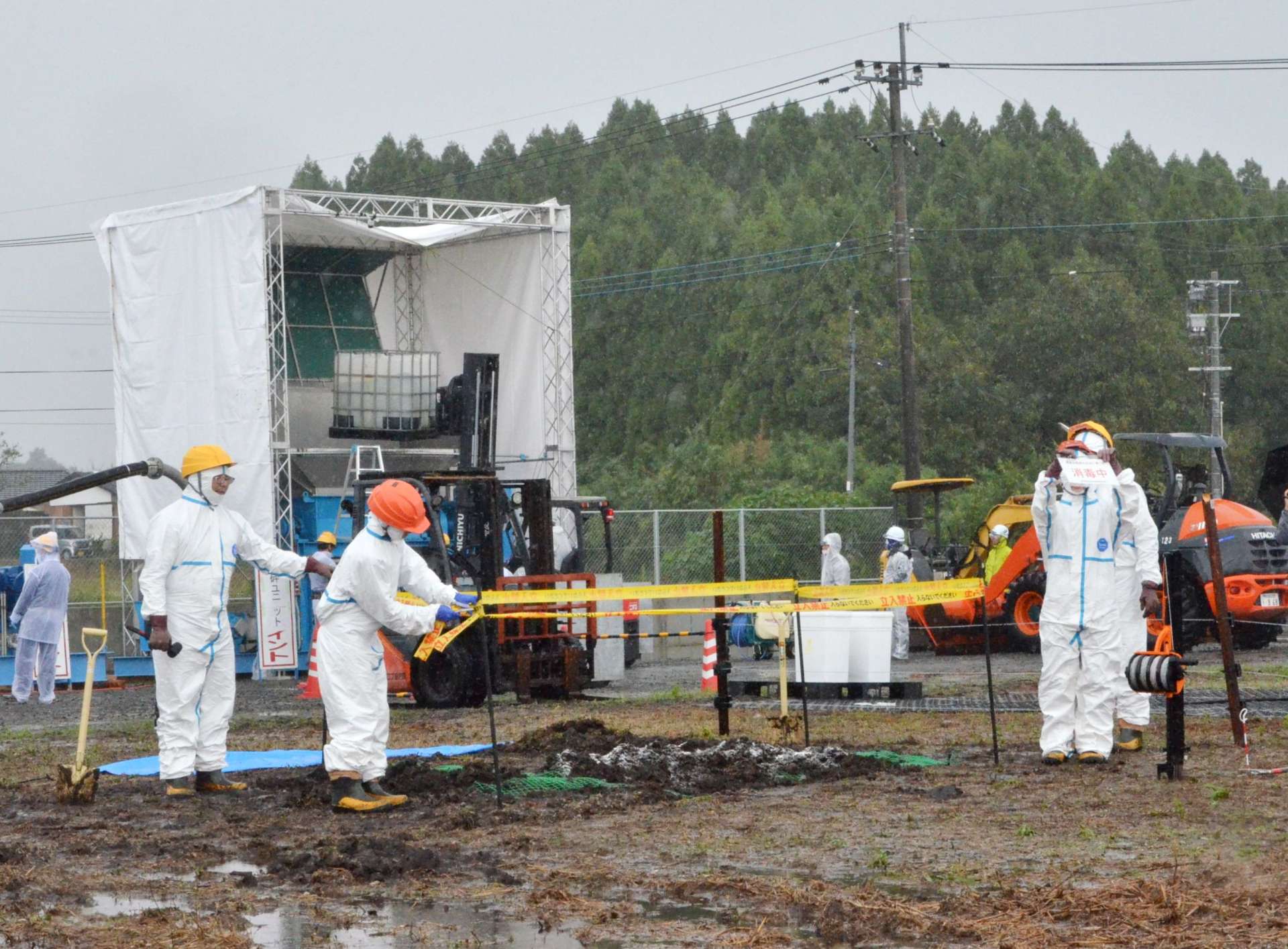 アフリカ豚熱に感染した野生イノシシが見つかったと想定した山中処理の実演＝２２日、大崎町永吉
