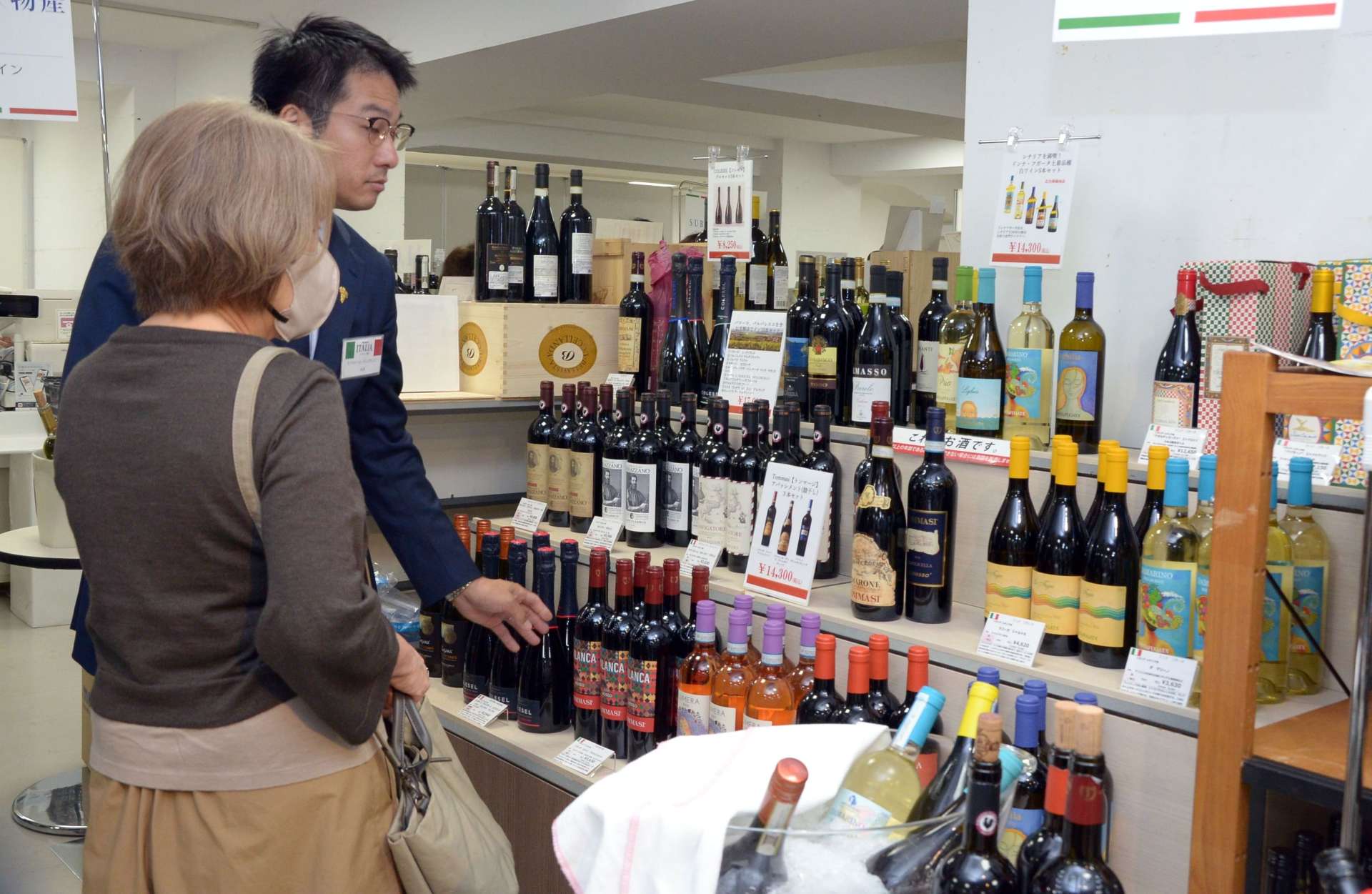 ワインなどイタリアの食品が多く並ぶ売り場＝２３日、鹿児島市の山形屋