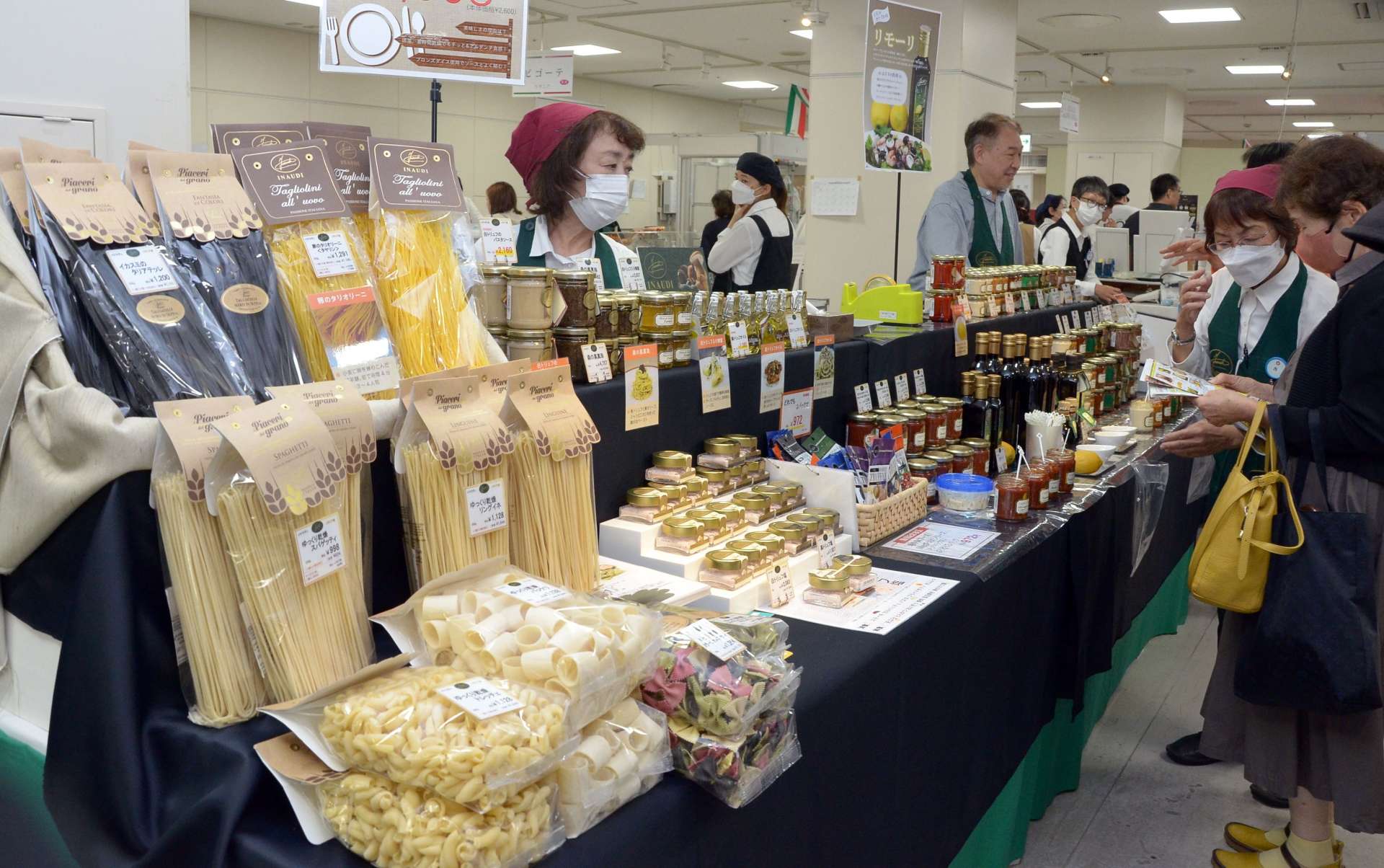 オリーブオイルなどイタリアの食品が多く並ぶ売り場＝２３日、鹿児島市の山形屋