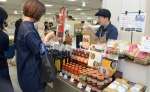 オリーブオイルなどイタリアの食品が多く並ぶ売り場＝２３日、鹿児島市の山形屋