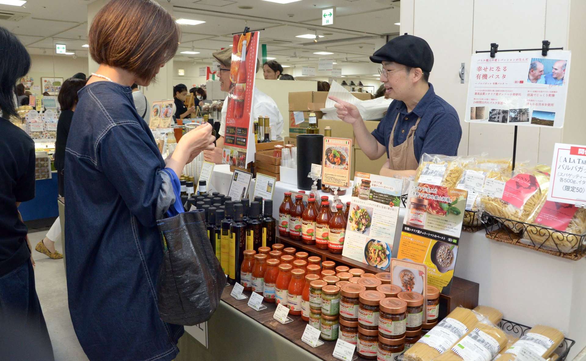 オリーブオイルなどイタリアの食品が多く並ぶ売り場＝２３日、鹿児島市の山形屋