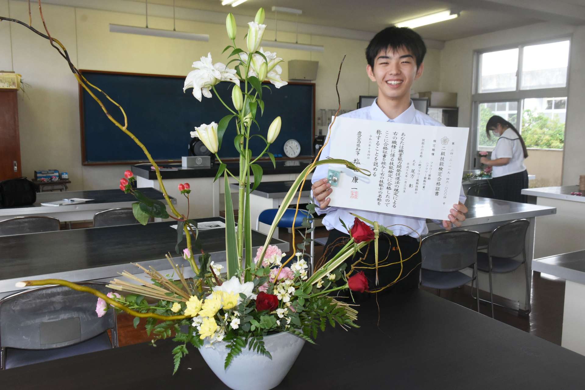 フラワー装飾の鹿児島県代表として技能五輪全国大会に出場する尾方彰さん＝鹿屋市の鹿屋農業高校