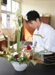 フラワー装飾の鹿児島県代表として技能五輪全国大会に出場する尾方彰さん＝１８日、鹿屋市の鹿屋農業高校