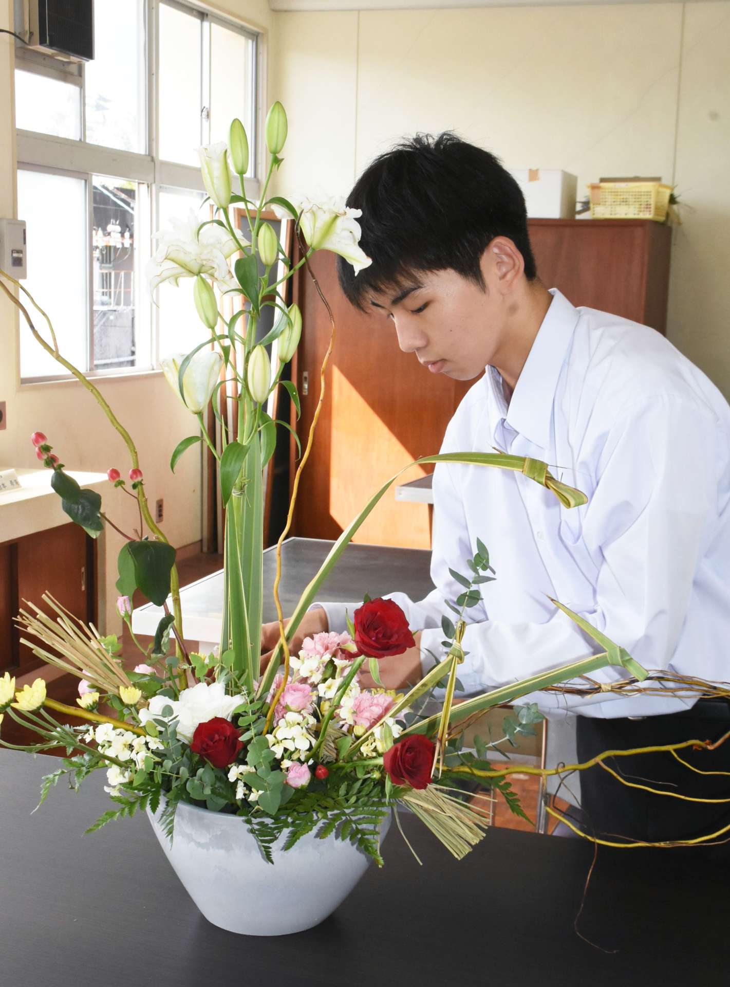 フラワー装飾の鹿児島県代表として技能五輪全国大会に出場する尾方彰さん＝１８日、鹿屋市の鹿屋農業高校