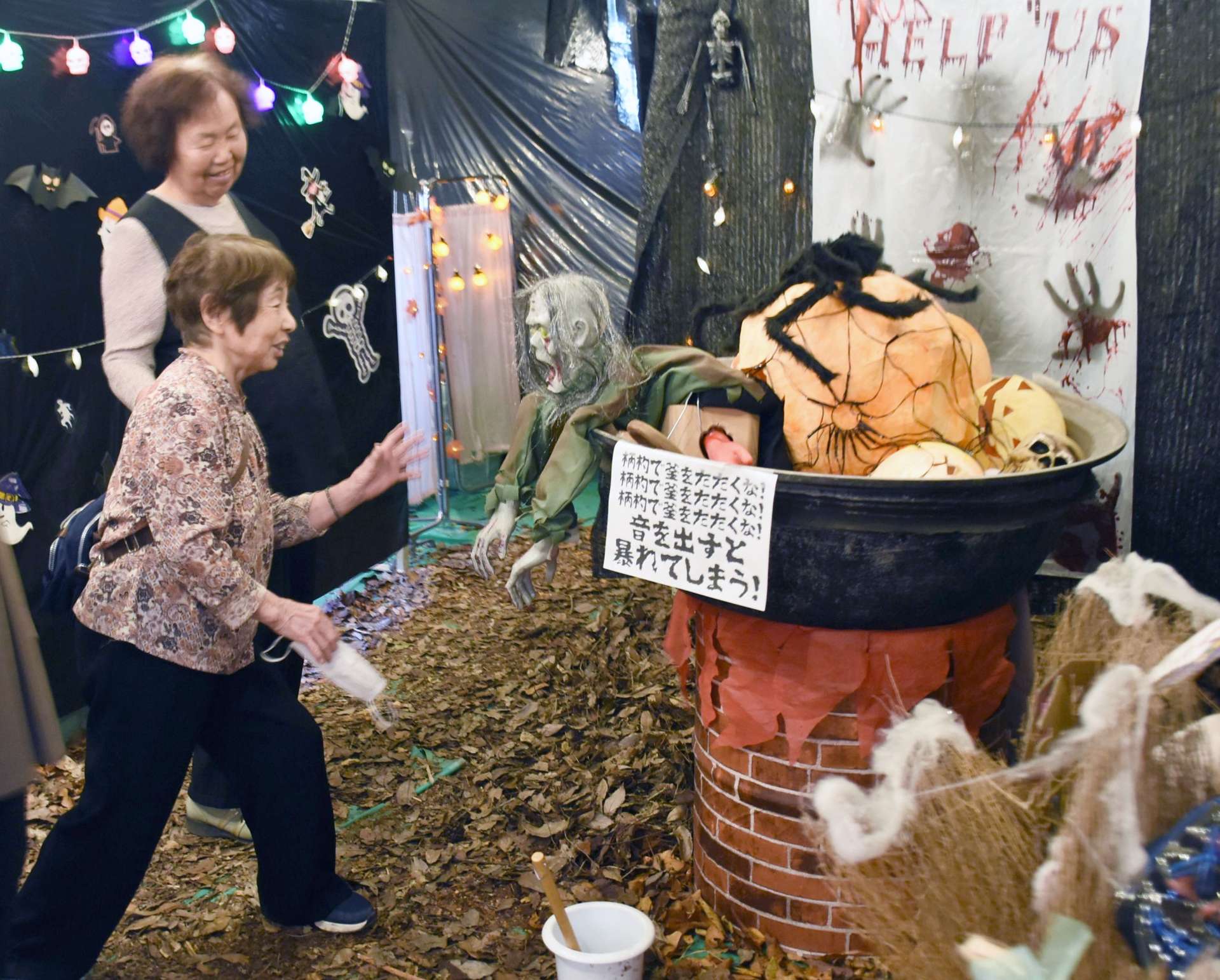 釜ゆで地獄の置物に驚く来場者＝霧島市のＪＲ大隅横川駅
