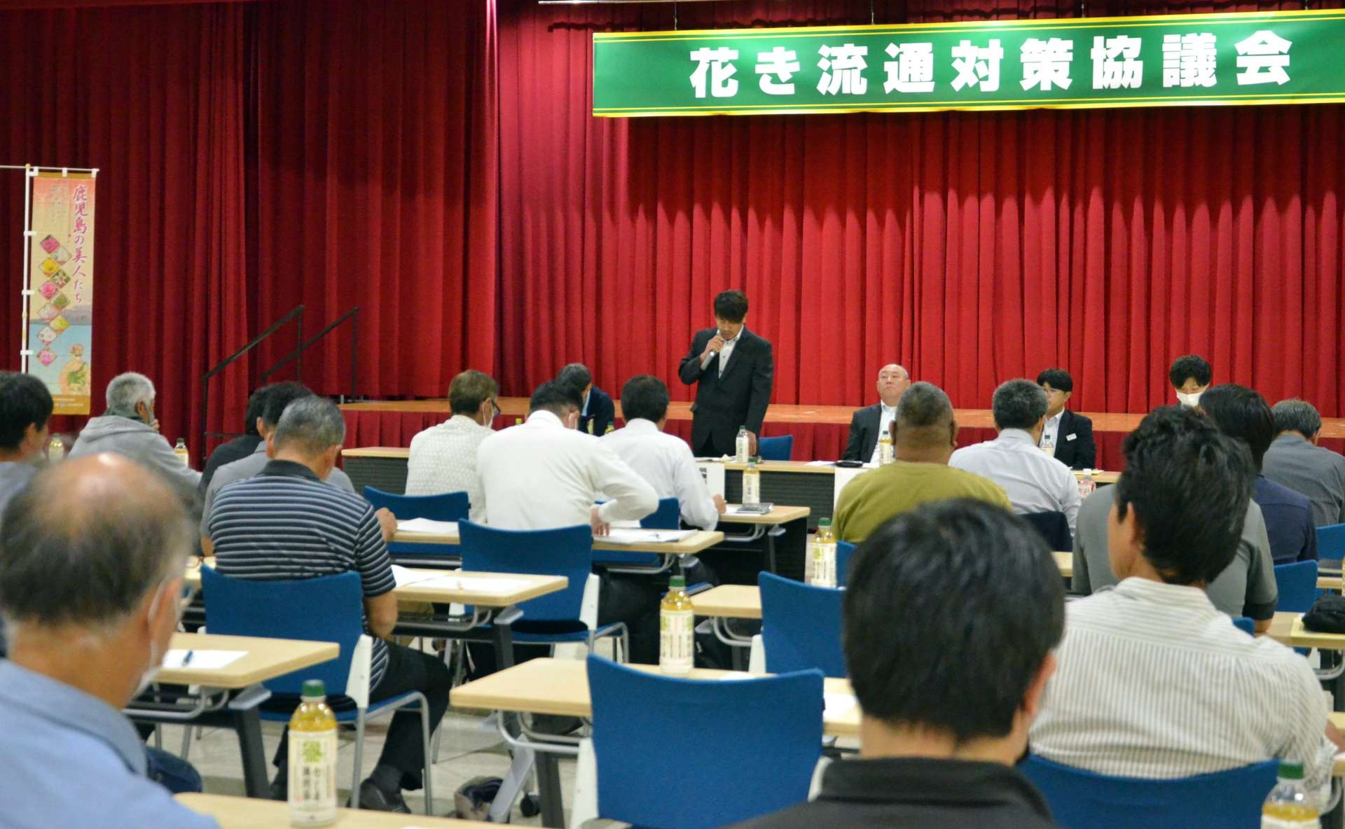 販売計画や販売対策を協議した花き流通対策協議会＝２５日、鹿児島市のＪＡ県会館