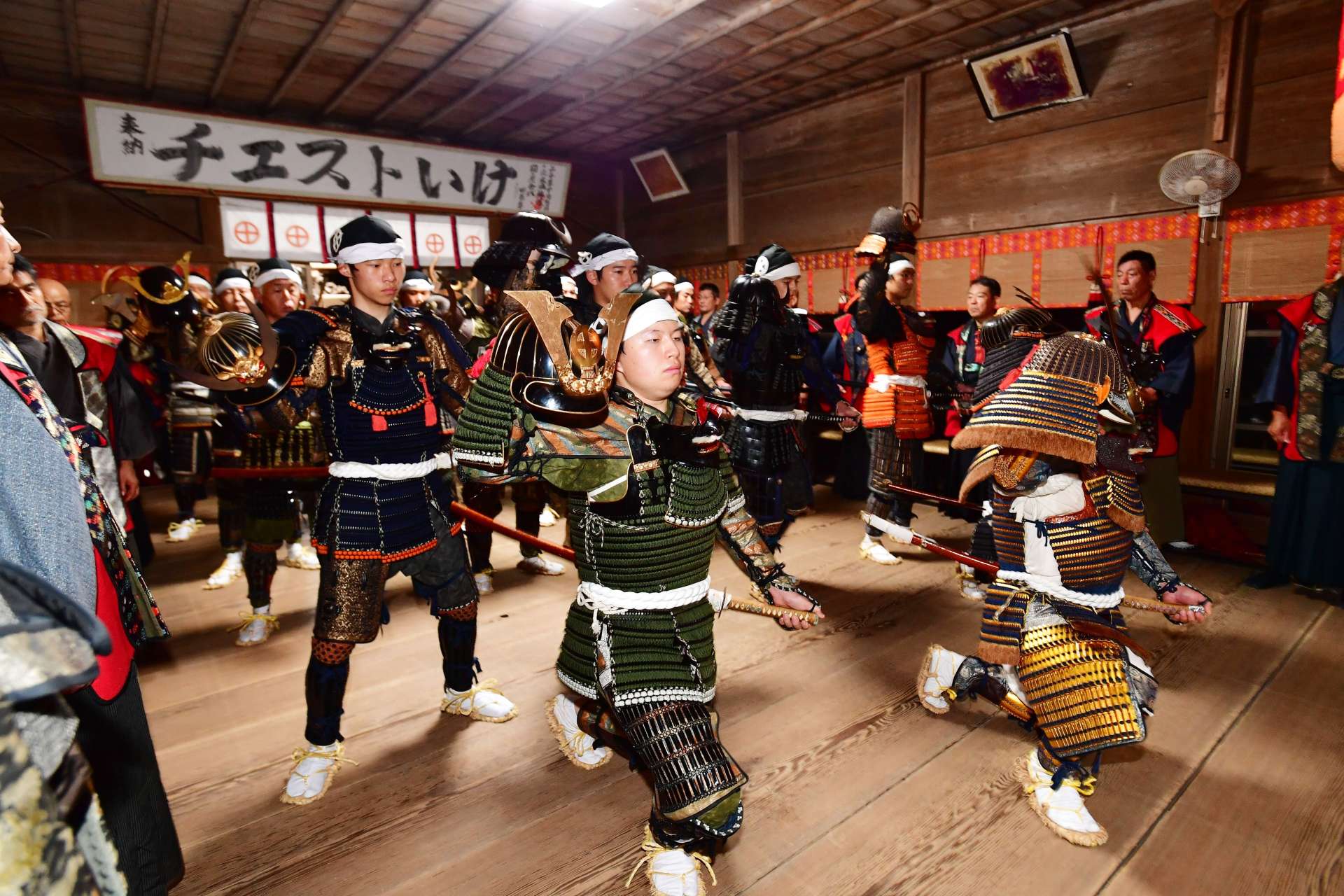 徳重神社に参拝する「伊集院町妙円寺詣り武者行列保存会」＝２６日、日置市伊集院町徳重