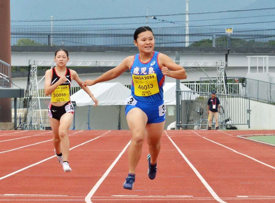 １位でゴールする陸上女子２００メートル（聴覚）の島倉杏奈＝佐賀市のＳＡＧＡスタジアム