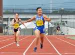 １位でゴールする陸上女子２００メートル（聴覚）の島倉杏奈＝佐賀市のＳＡＧＡスタジアム