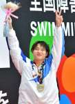 金メダルを首にかけ、勝利を喜ぶ男子２５メートル自由形（肢体）の小野奏人＝佐賀市のＳＡＧＡアクア
