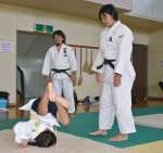 指導する浜田尚里さん（右）＝霧島市の国分武道館