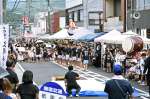 ダイナミックな技を披露する高校生＝出水市本町
