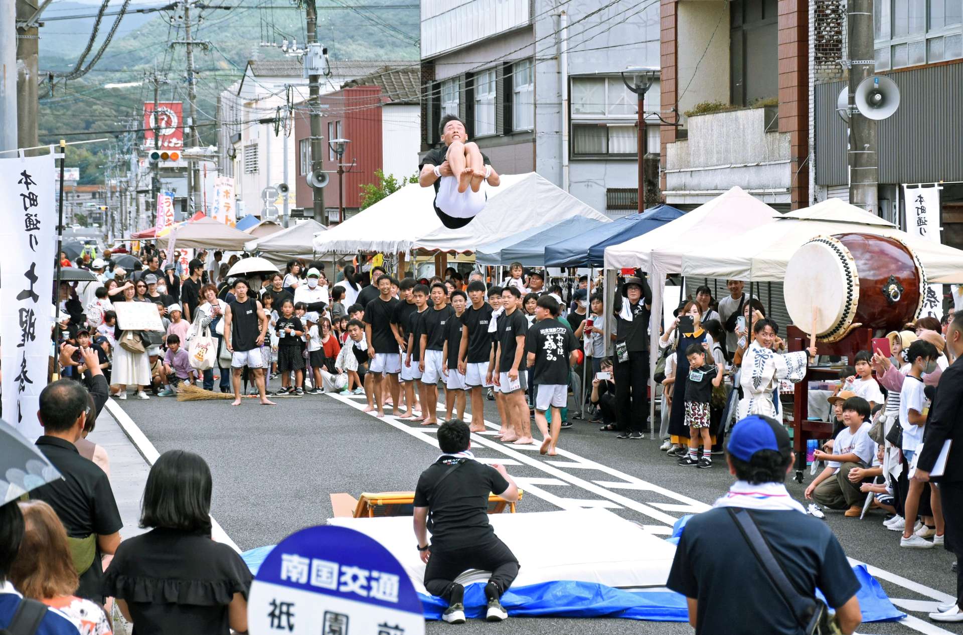 ダイナミックな技を披露する高校生＝出水市本町