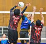 第３セット、鹿児島の増田貴之がスパイクを放つ＝佐賀県小城市の小城のりスポーツセンター