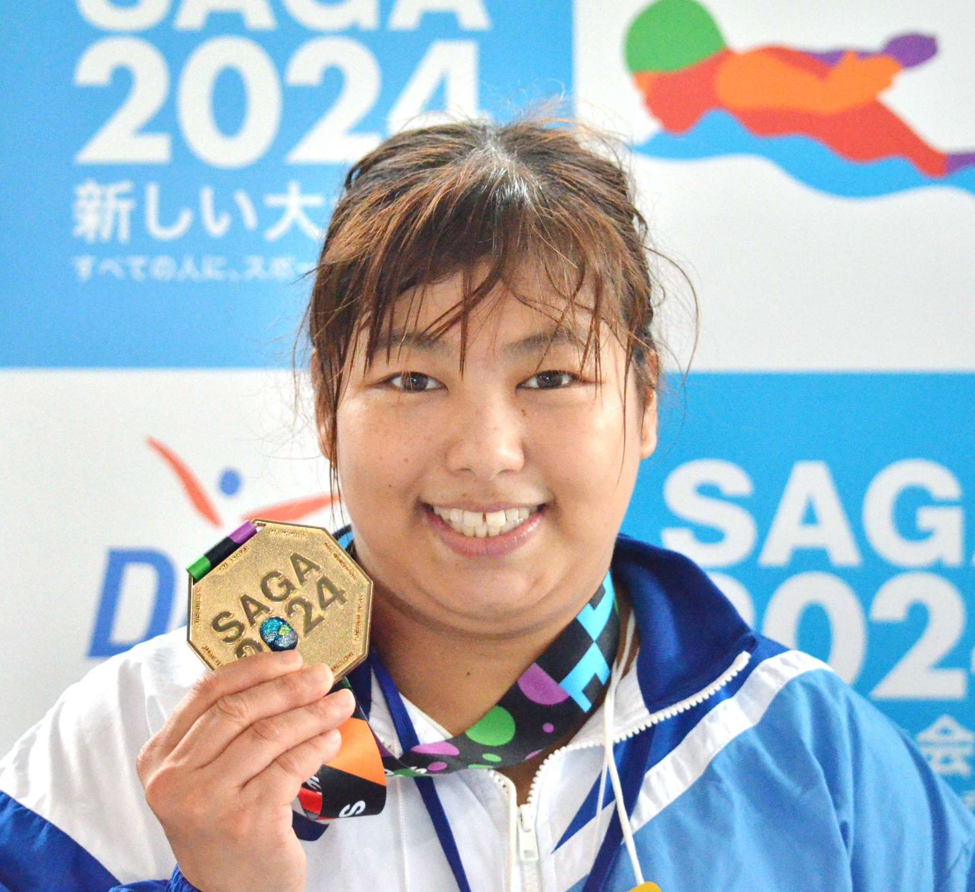 大会新記録で金メダルに輝いた、水泳肢体女子５０メートル背泳ぎの牧穂奈美選手＝２８日、佐賀市のＳＡＧＡアクア