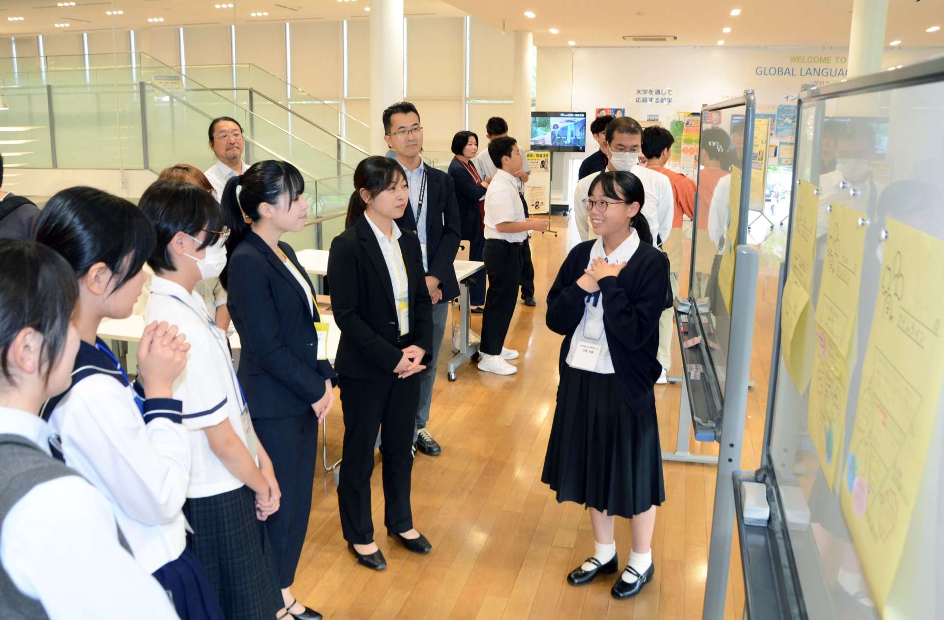将来の夢や達成するための道のりについて発表する生徒（右）＝鹿児島市の鹿児島大学