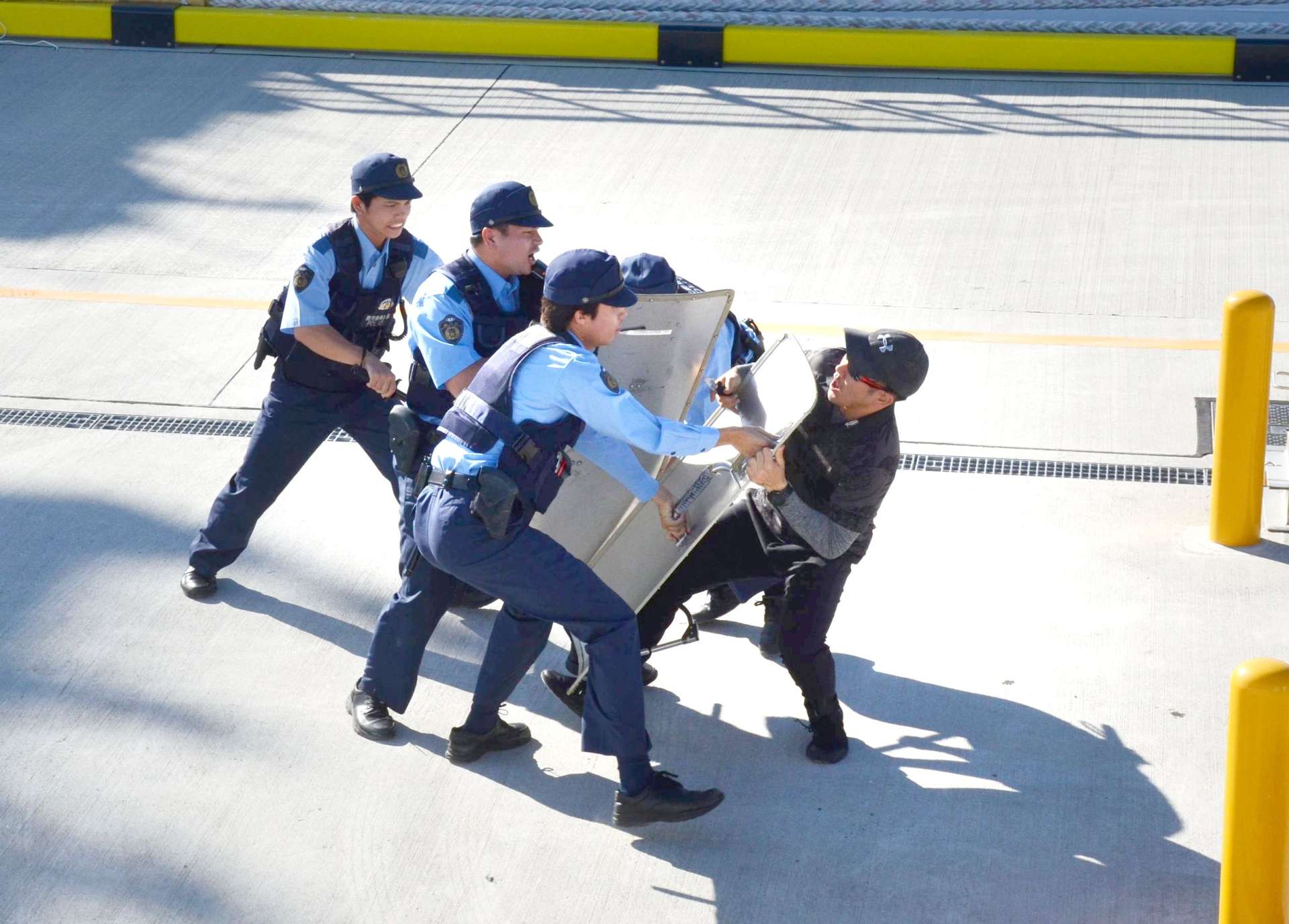 刃物を持つテロリストを制圧する警察官ら＝２８日、鹿児島市の七ツ島巡視船基地