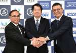 包括連携協定を結ぶ関係者。中央が稲留和紀さん＝志布志市役所