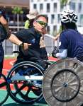 練習会で走り終えた選手にアドバイスする新地亮平さん＝鹿児島市の県立鴨池補助競技場