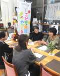 献立など話し合う子ども食堂おおうらの女性たち＝南さつま市大浦町のふたみやカフェ