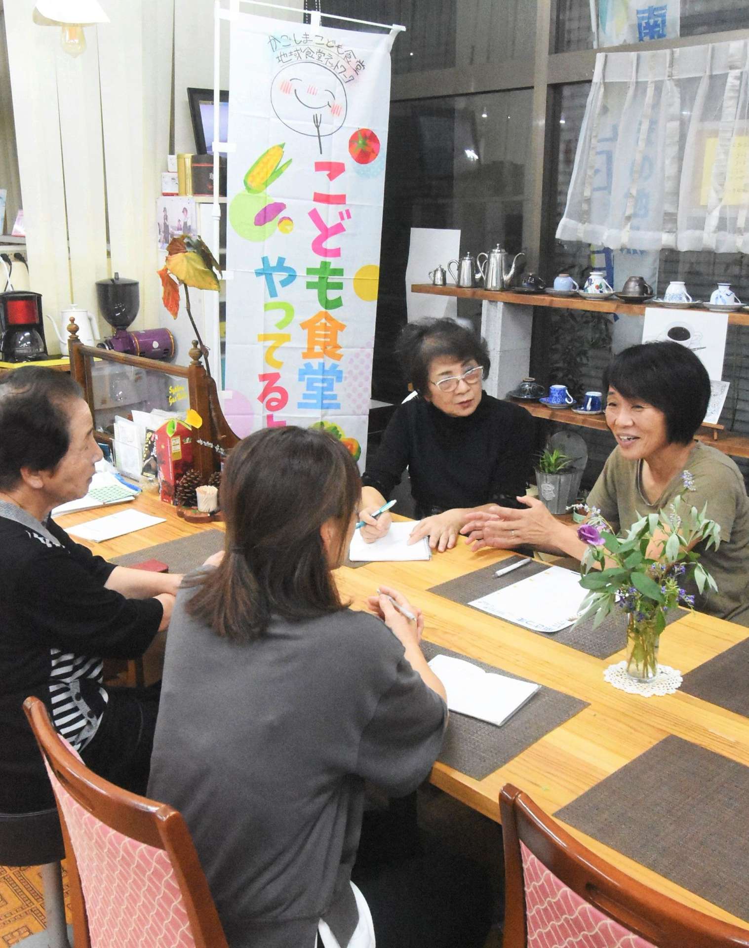 献立など話し合う子ども食堂おおうらの女性たち＝南さつま市大浦町のふたみやカフェ