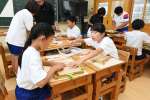 からくり屏風の制作を楽しむ児童＝出水市の野田小学校