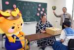 千代丸関、志武士ししまると交流する生徒＝志布志市の学びの多様化教室「松風」