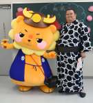 学びの多様化教室「松風」を訪れる千代丸関（右）と志武士ししまる＝志布志市の志布志運動公園体育館